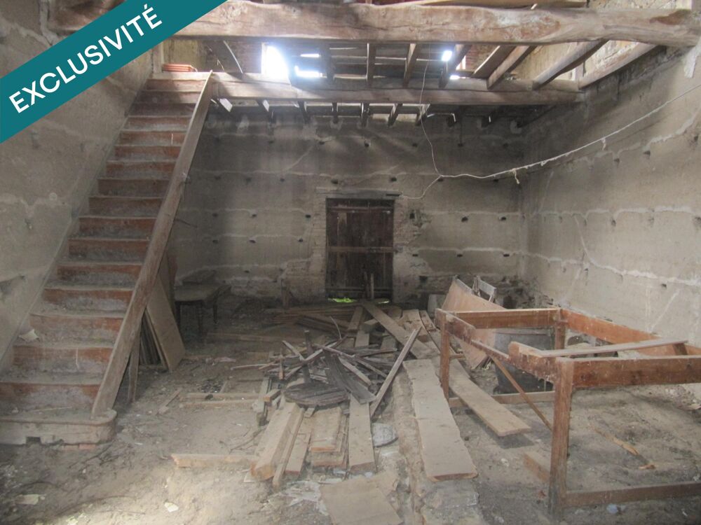 Grange en bon état d'environ 80 m², avec un grand volume vide au premier niveau sur une cave voutée.