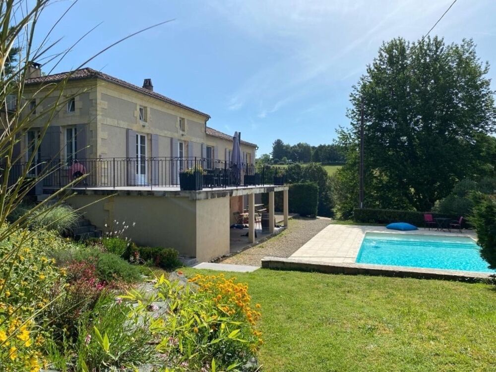 Maison avec studio, piscine, gîte et annexe.