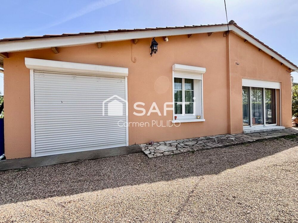 Idéalement située à 2 pas des commodités : maison entièrement de plain pied avec 2 chambres, jardin, grand garage et abris de j