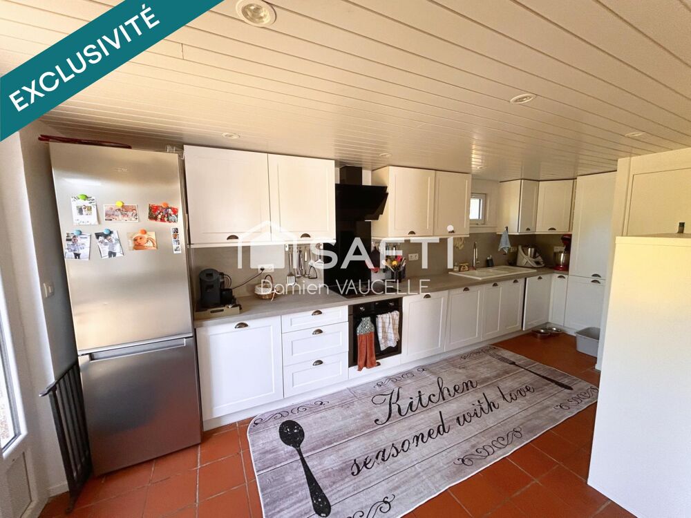 Exclusivité : maison de bourg meublée en pierre, 90 m², au calme, près de létang de pêche.