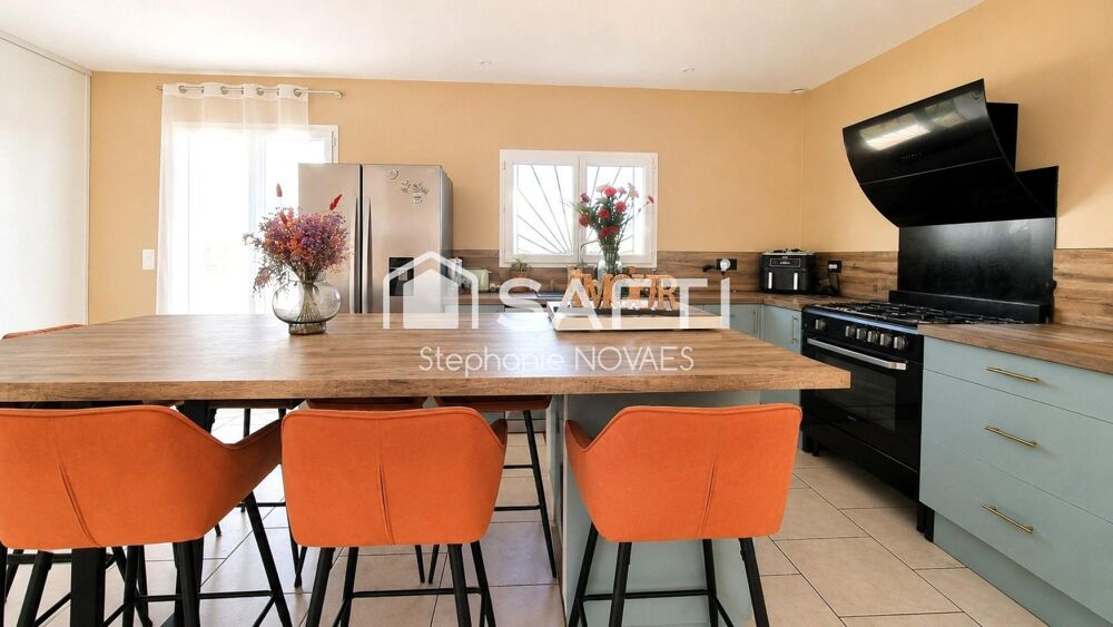 Maison 4 faces de plain-pied d'environ 120 m², édifiée sur une parcelle de 690 m², offrant un cadre de vie agréable et fonctionn