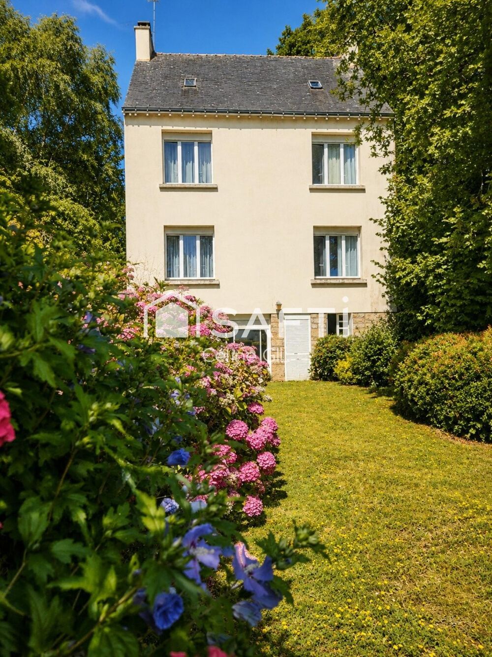 Maison de bourg familiale avec jardin arboré