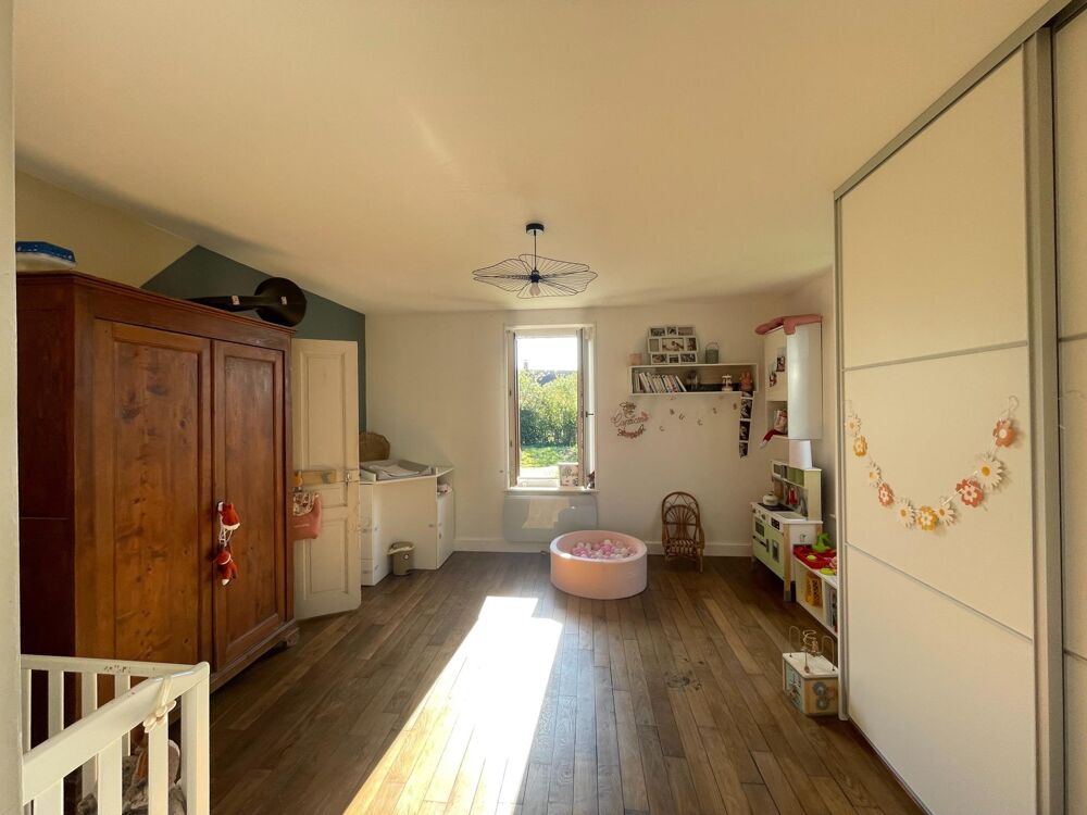 HABITATION rénovée avec dépendances et hangar métallique ouvert