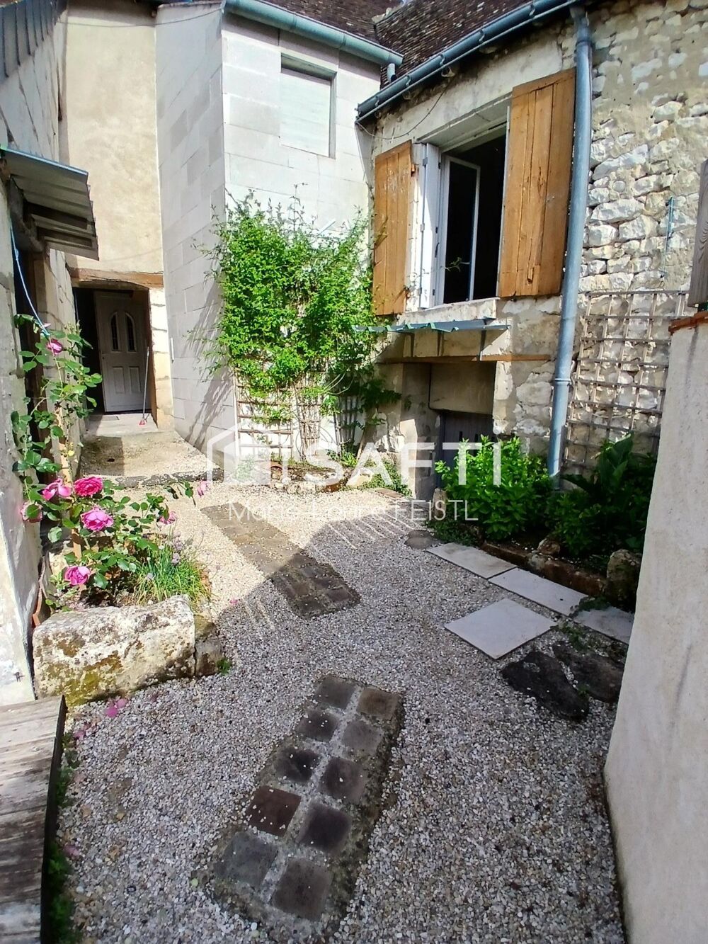 Maison de ville 80 m2 , son patio et garage,terrain