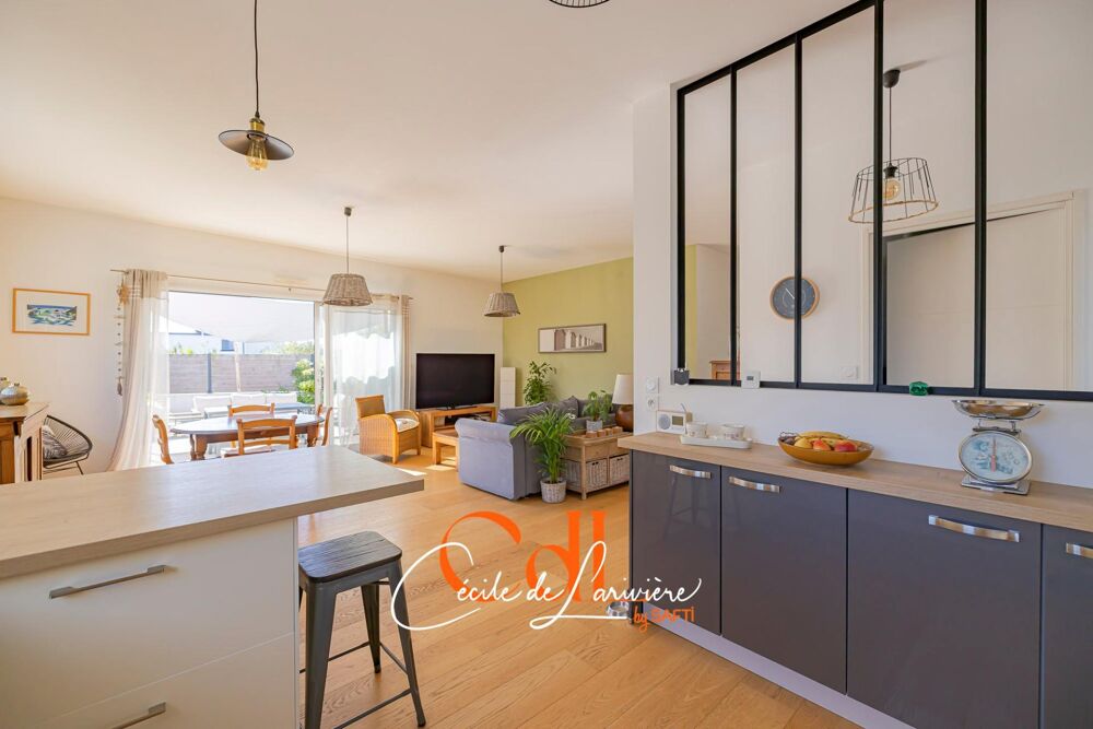 Maison contemporaine de plain-pied avec joli jardin