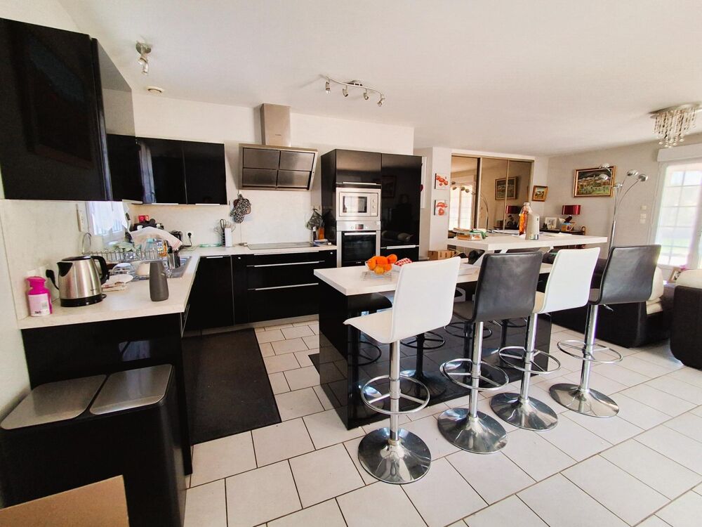Belle construction de 2010, entrée, grande pièce à vivre lumineuse de 55 m² avec cuisine équipée, 3 chambres, cellier, garage
