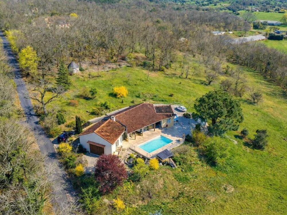 Maison avec piscine située dans un bel environnement privilégié avec une vue imprenable, cette maison offre de beaux volumes et