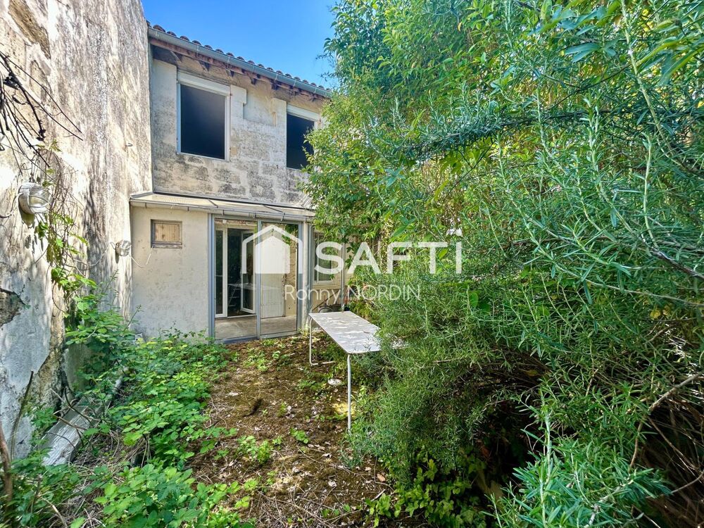 Maison en pierre à rénover, idéalement située au coeur de Castillon, avec jardin et beau potentiel daménagement.