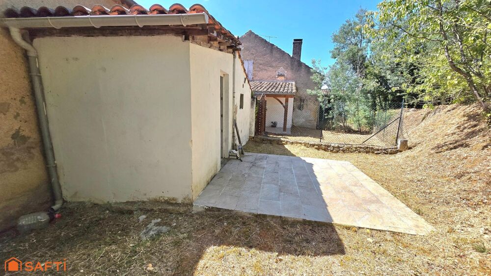 Ensemble immobilier composé de deux maisons de plain-pied à finir et jardin.