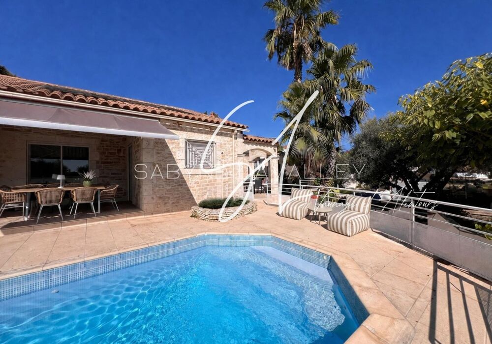 La VILLA ALMA c'est 152 m², 931 m² de terrain, une piscine et de beaux volumes ici, lespace ne manque pas, les projets non plu