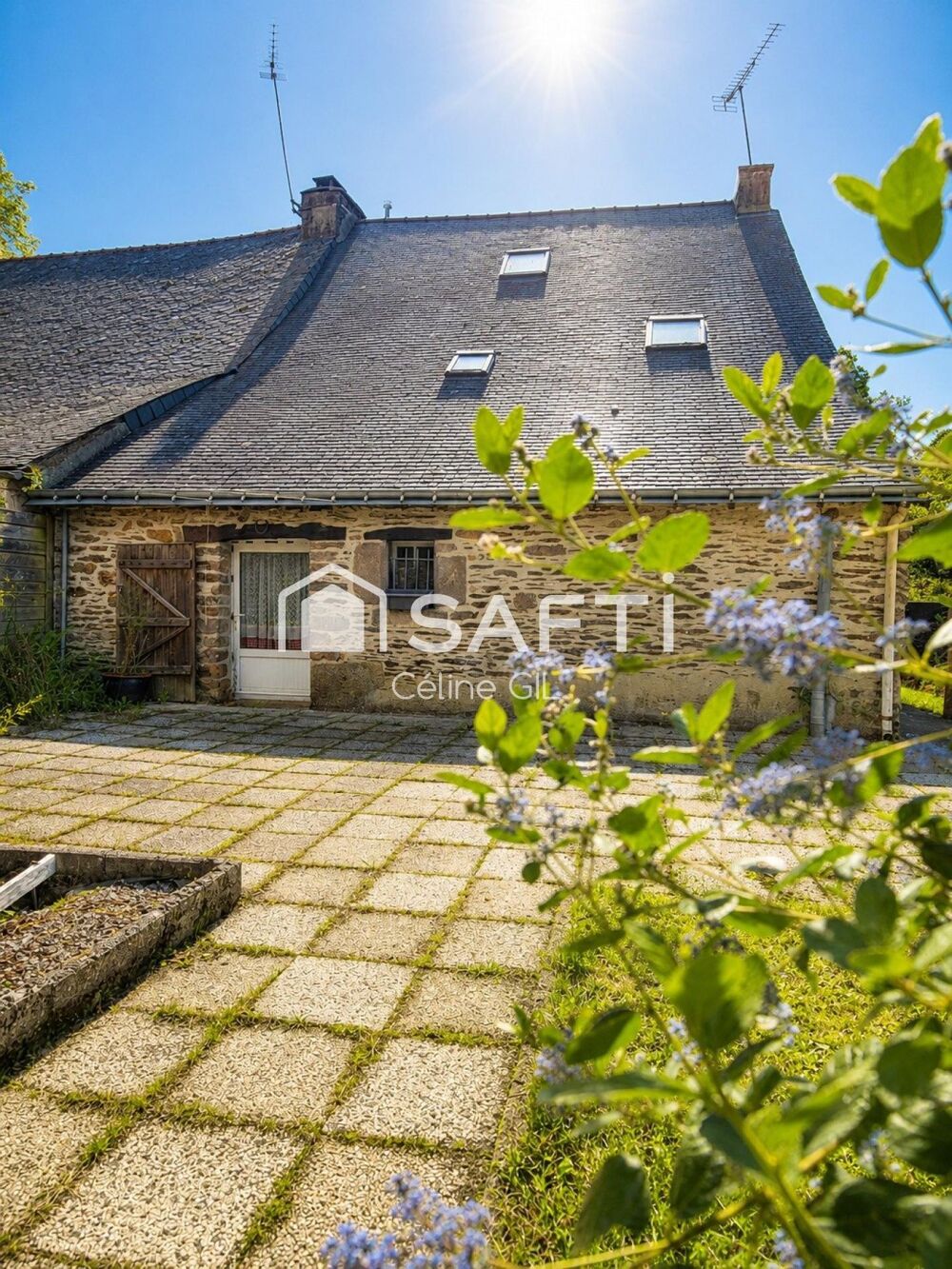 Maison en pierre de 110 m² avec vie de plain-pied et jardin arboré