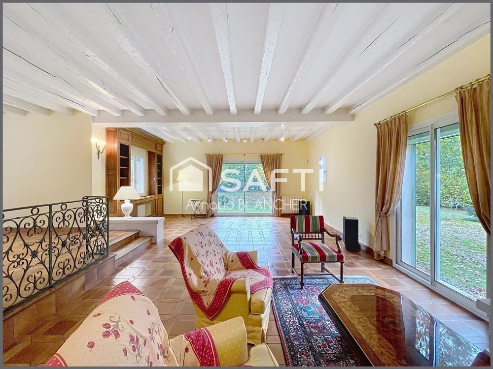 Maison d'architecte, grand séjour, 6 chambres + bureau, 2 sdb, garage, piscine chauffée et pool house.