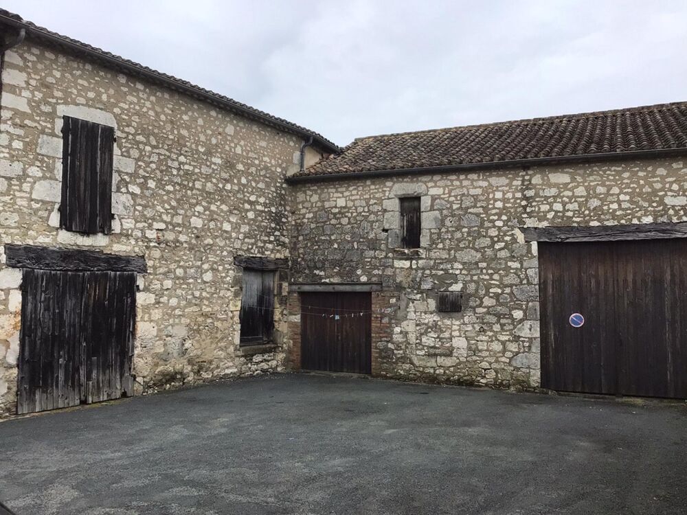 Maison en pierre située au coeur dun village médiéval renommé.