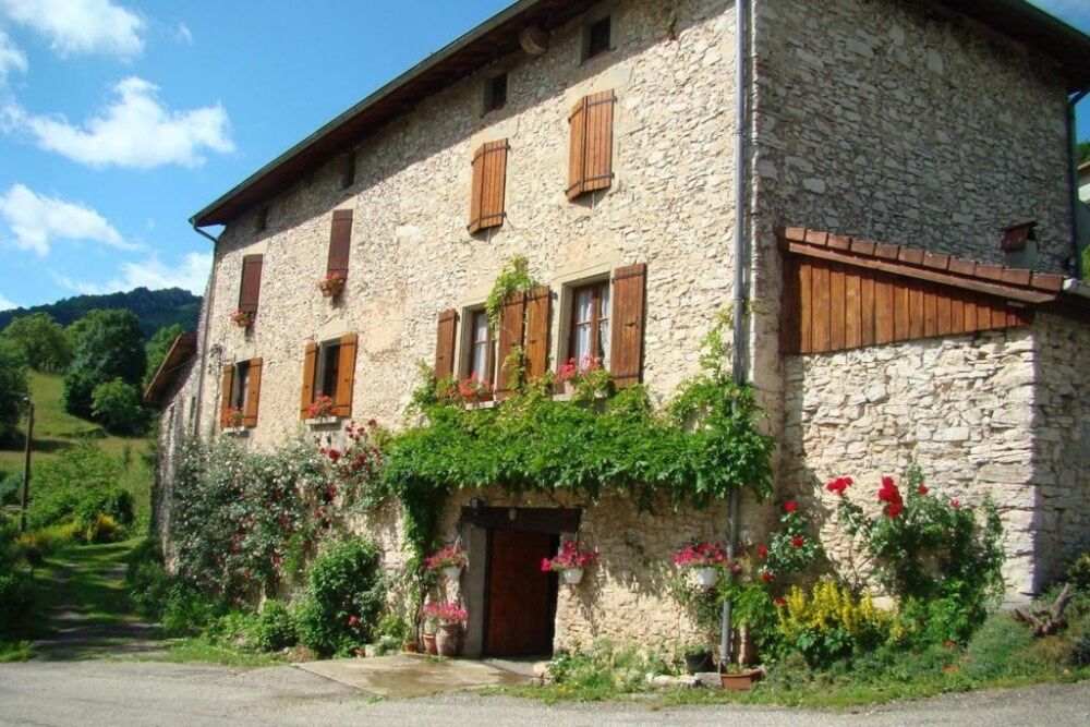 Maison de famille en pierre au coeur de la nature.