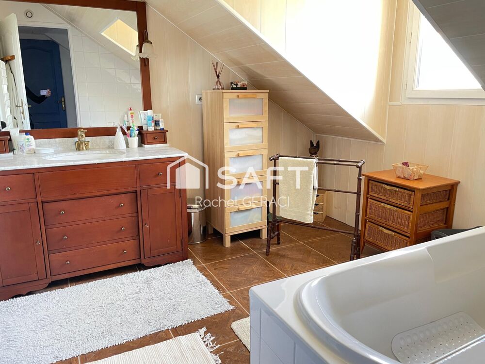 Maison: 130 m2, T2: 45 m2 et un studio: 25 m2
