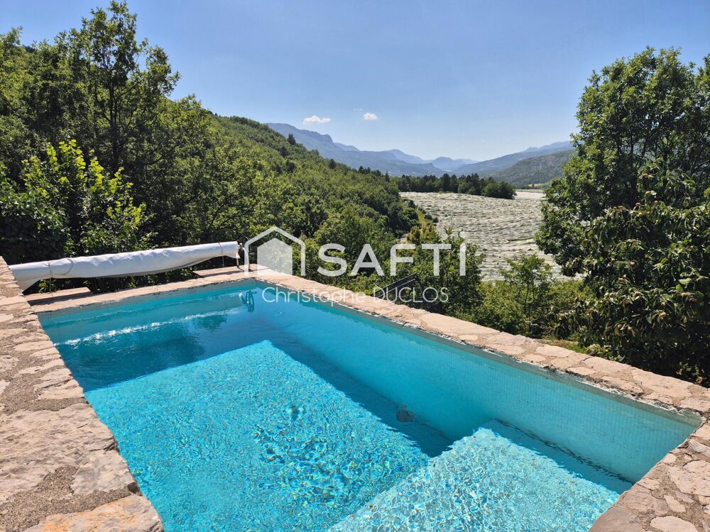 Spacieuse bastide en pierres avec dépendances et jardin paysager.