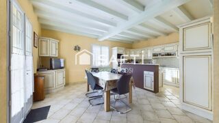  Maison  vendre 8 pices 360 m