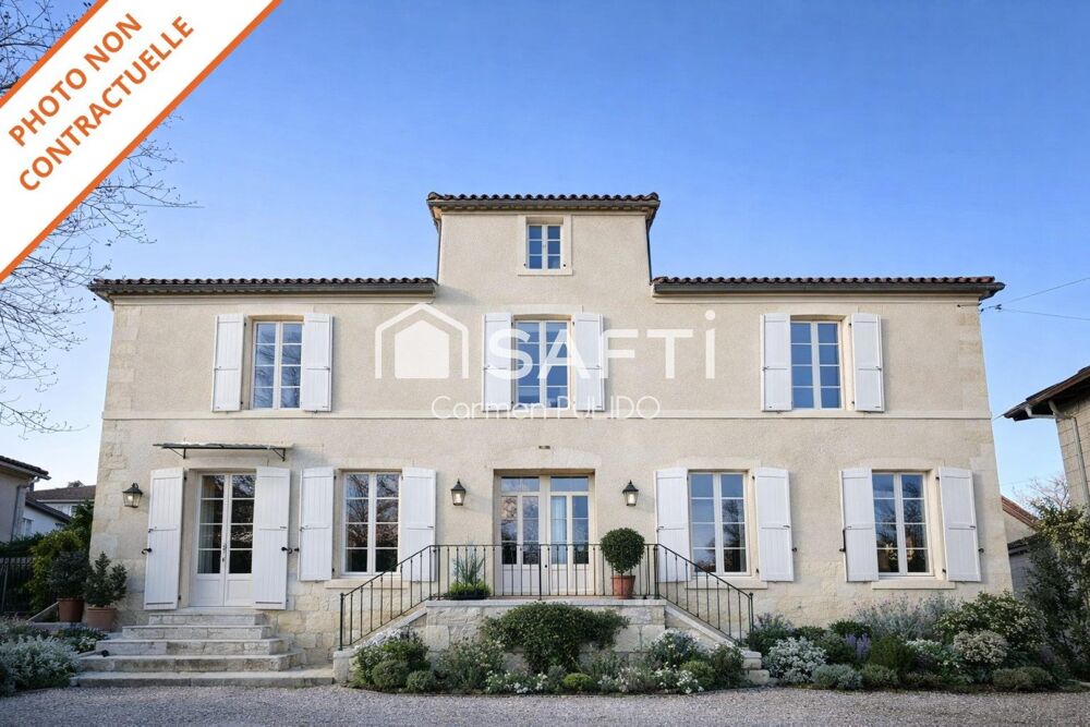 Maison de maître en pierre, mitoyenne, à rénover, offrant un vaste grenier aménageable ainsi que des dépendances : un bien au fo