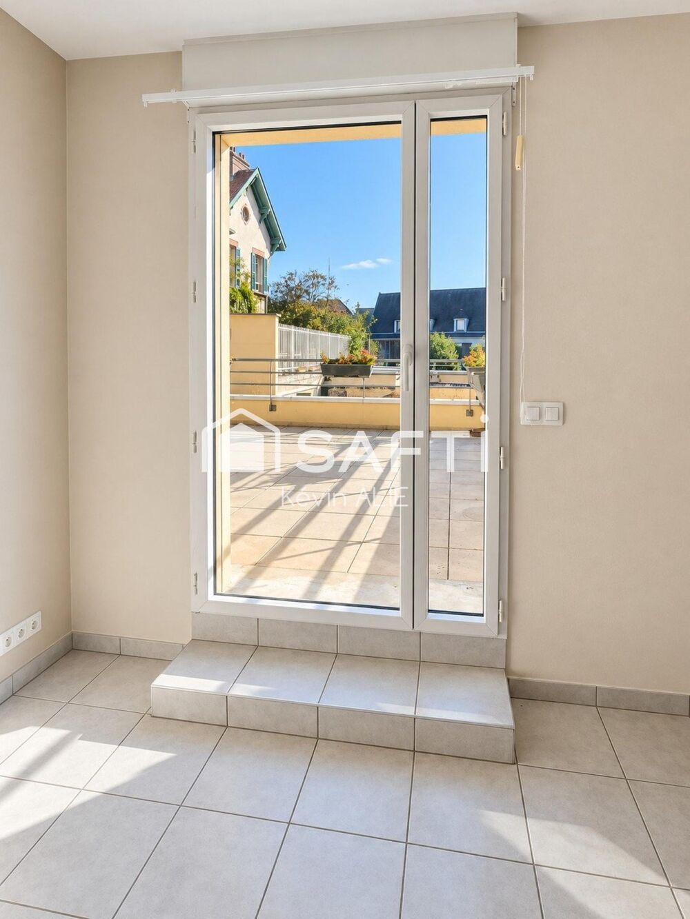 Lélégance dun grand T2 avec terrasse au coeur de Coulommiers