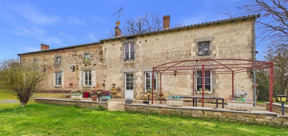 Vente Maison Belle longère de caractère avec dépendances et perspectives d'aménagement dans un environnement préservé. Bussière-poitevine