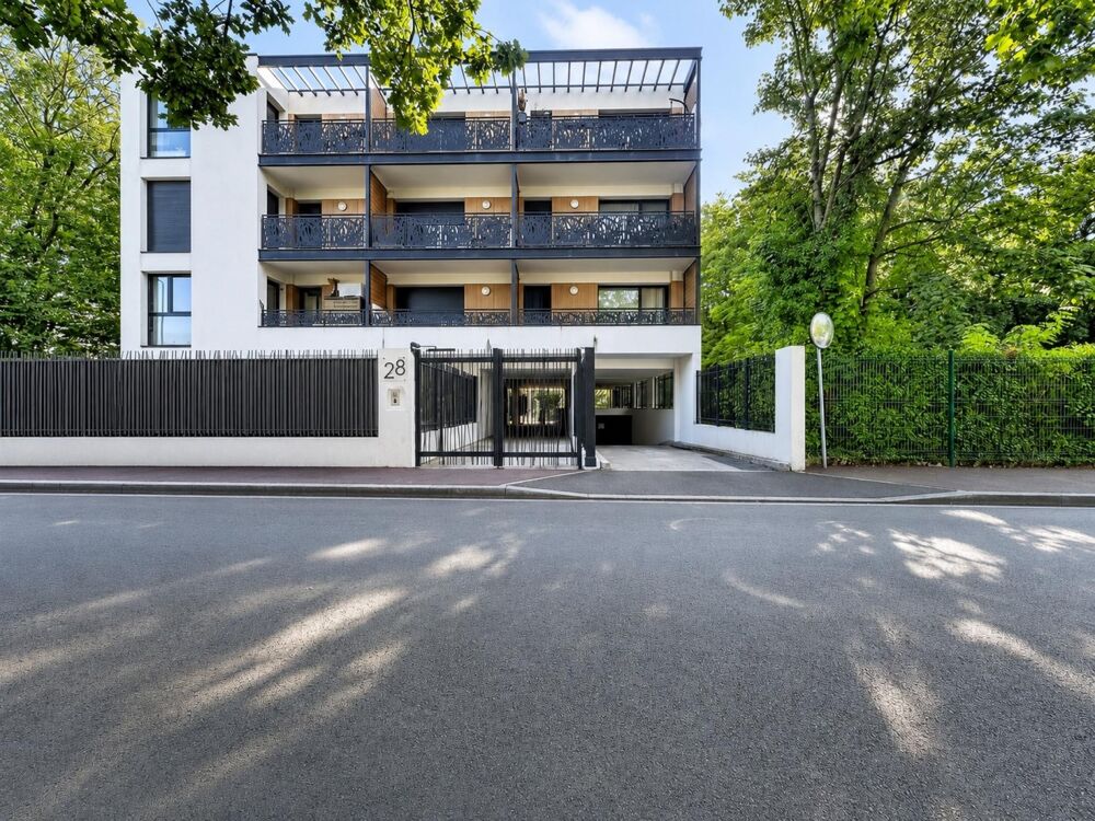 Limeil-Brévannes  Bel appartement 2 pièces avec balcon et parking, résidence sécurisée 2012