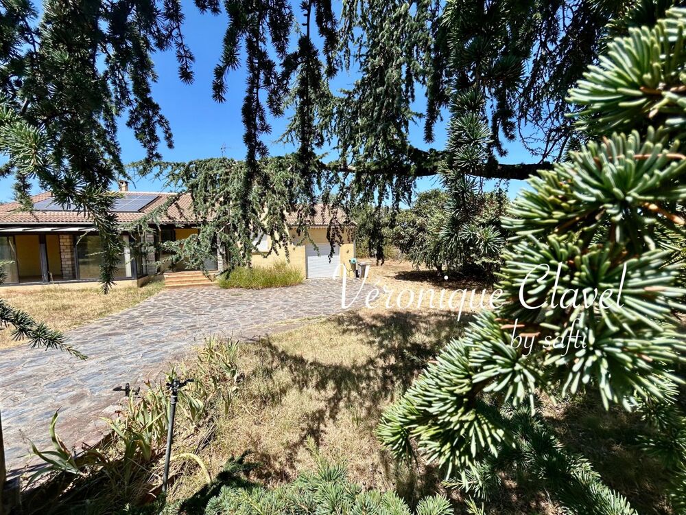 Propriété de 162m2 sur un terrain de 3950m2 avec piscine et doubles garages