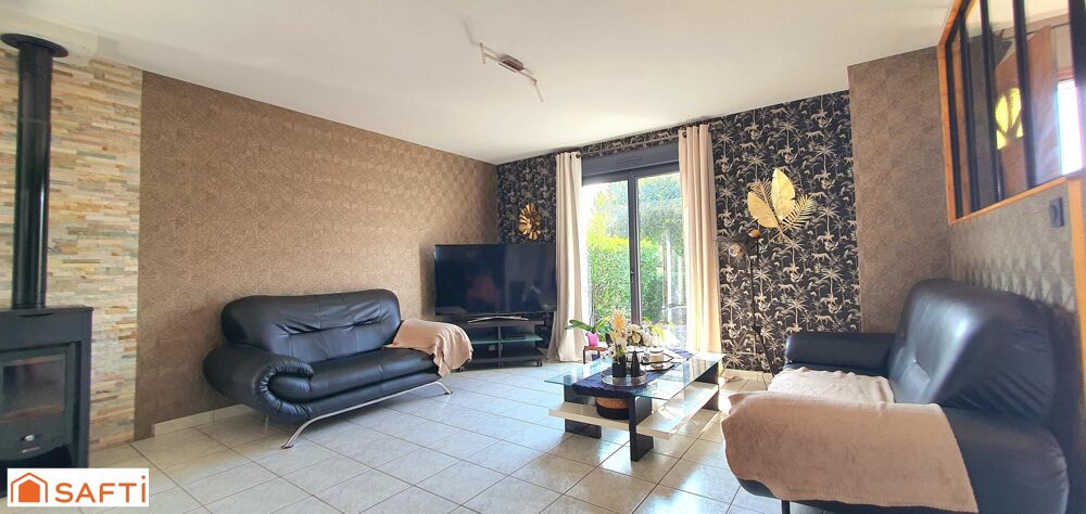 MAISON AVEC DOUBLE GARAGE , BEAU TERRAIN de 1200 m2 , COURS EN ENROBÉS .