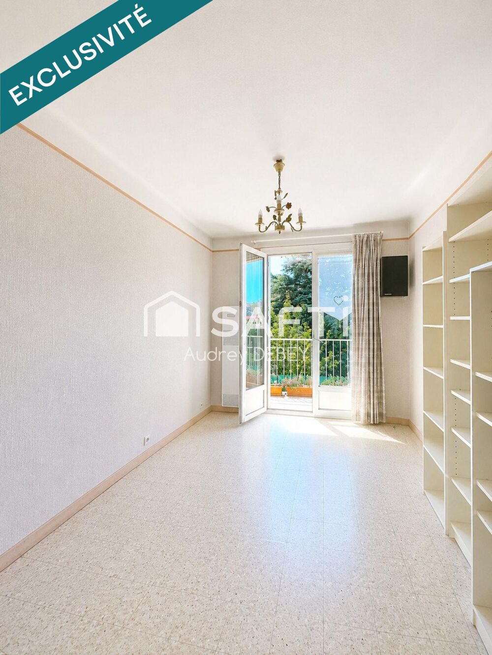 Vente Appartement LE PRIVILÈGE DU TOUT À PIED À SANARY-SUR-MER – LUMINEUX T3 TRAVERSANT AU DERNIER ÉTAGE AVEC BALCON TERRASSE Sanary-sur-mer