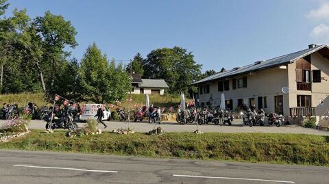 SAFTI vous proposer à la vente, sensibilisé par des montagnes savoyarde (Bauges) dans le village de la Feclaz, ce charmant hôtel 1250000 73230 Les deserts