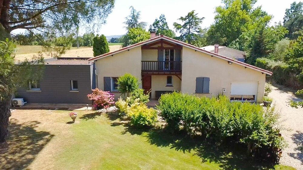 PISCINE, DEPENDENCES ET VASTE TERRAIN !