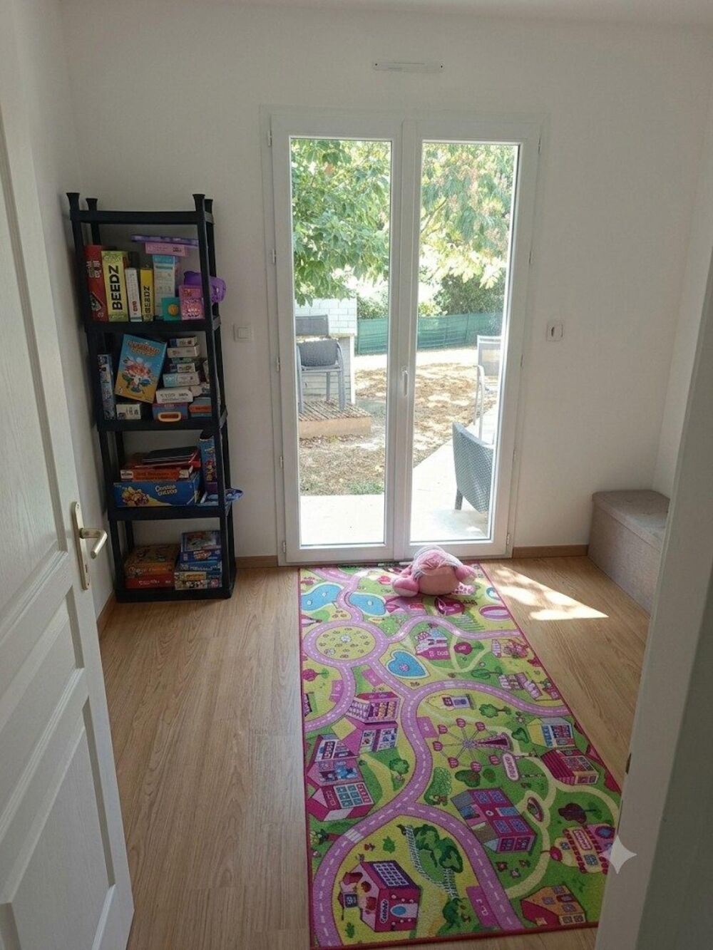 Maison contemporaine dans un environnement de verdure