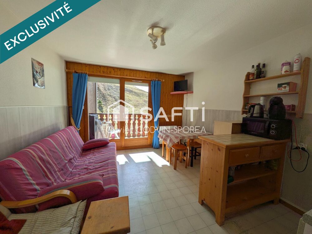 Studio cabine de 23m2 avec balcon exposé sud et casier à ski offrant une vue dégagée sur les alpages et montagnes environnantes.