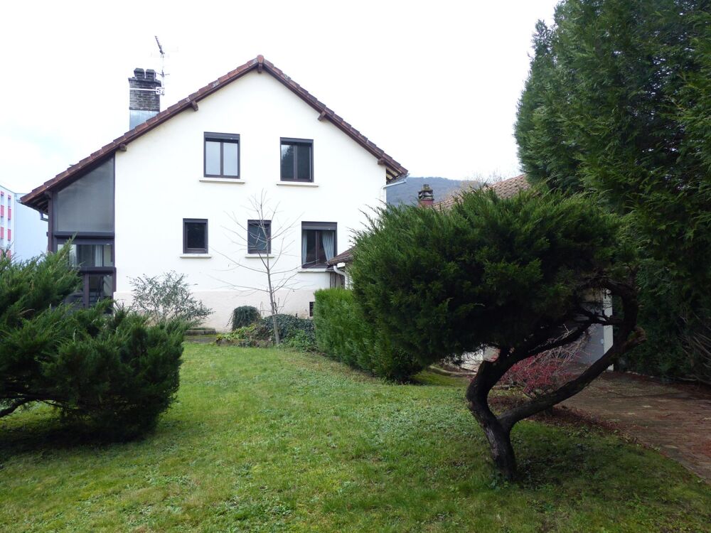 Jolie maison en pierres de 194 m² sur 3 niveaux, sur 5 ares 36 de terrain clôt et arboré.