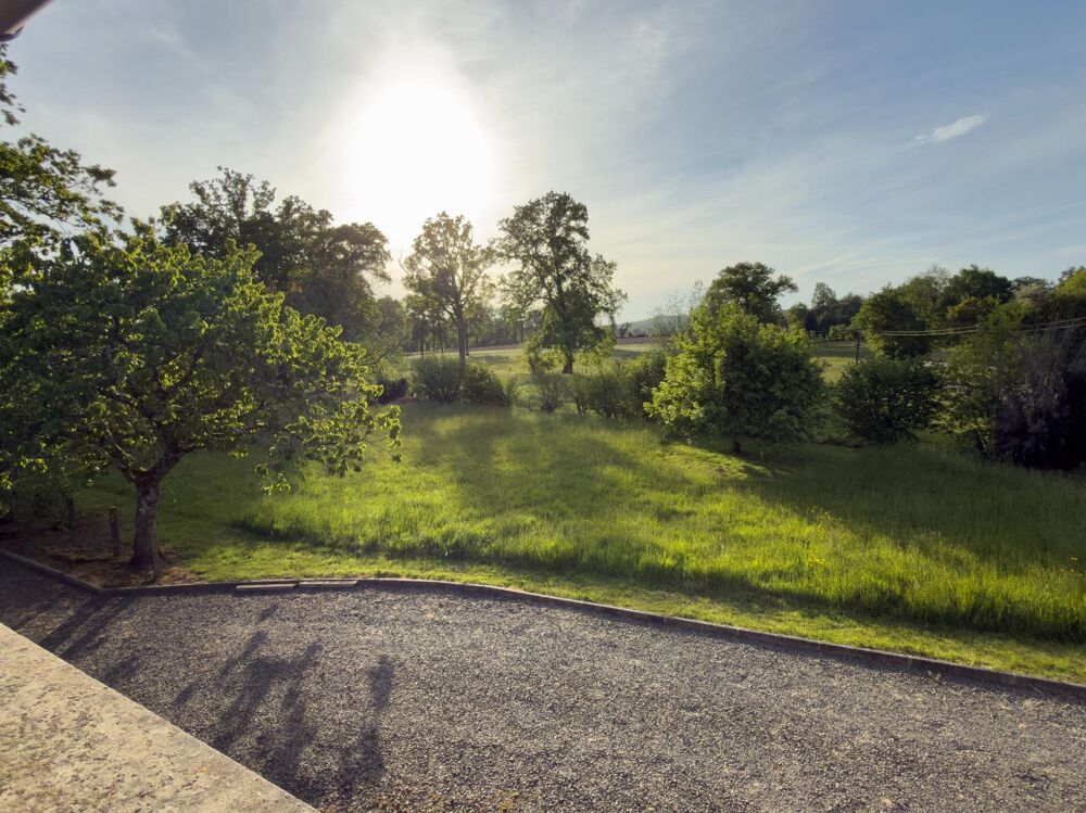 Vente Maison Deux maisons, un seul lieu, une multitude de projets ! Au cœur d'un environnement calme et verdoyant, découvrez cette propriété Saint-georges-de-rouelley