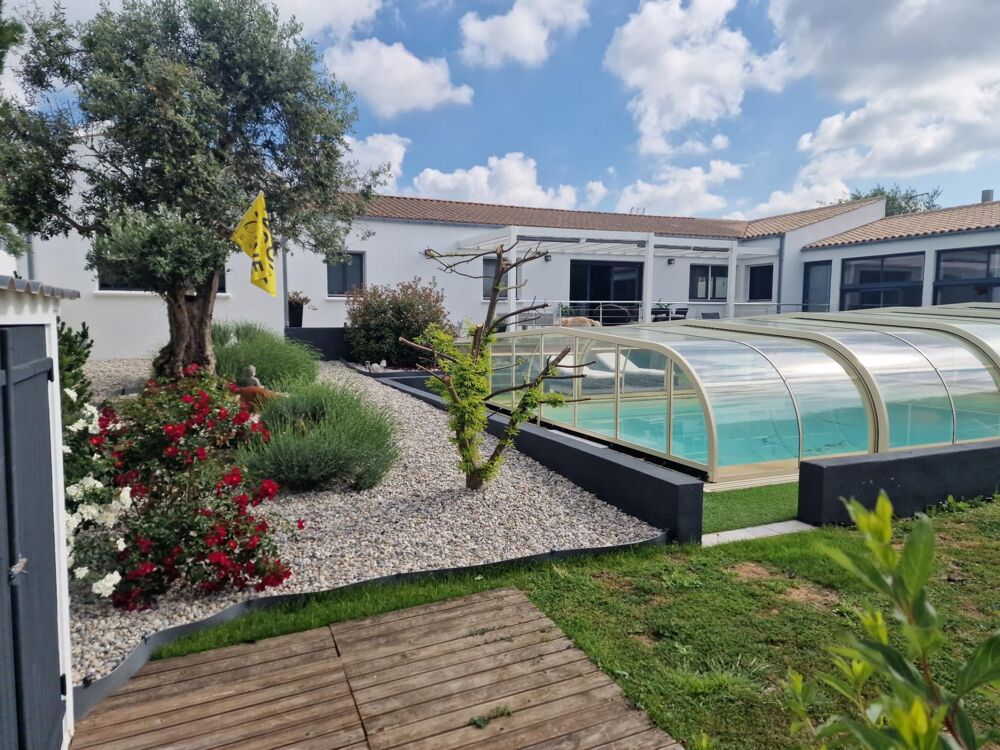 Vente Maison Maison plain pied 194 m2, 5 chambres, piscine, au pied des commerces Marsilly