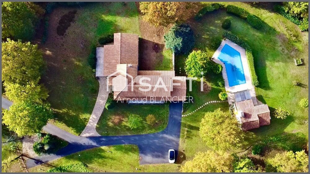 Maison d'architecte, grand séjour, 6 chambres + bureau, 2 sdb, garage, piscine chauffée et pool house.