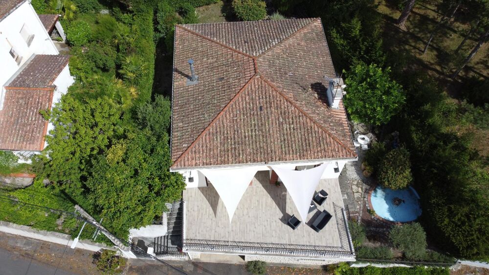 Charmante villa rénovée T4 de 100m² avec grand garage en rez-de-chaussée, grande terrasse avec vue dégagée et jardin.