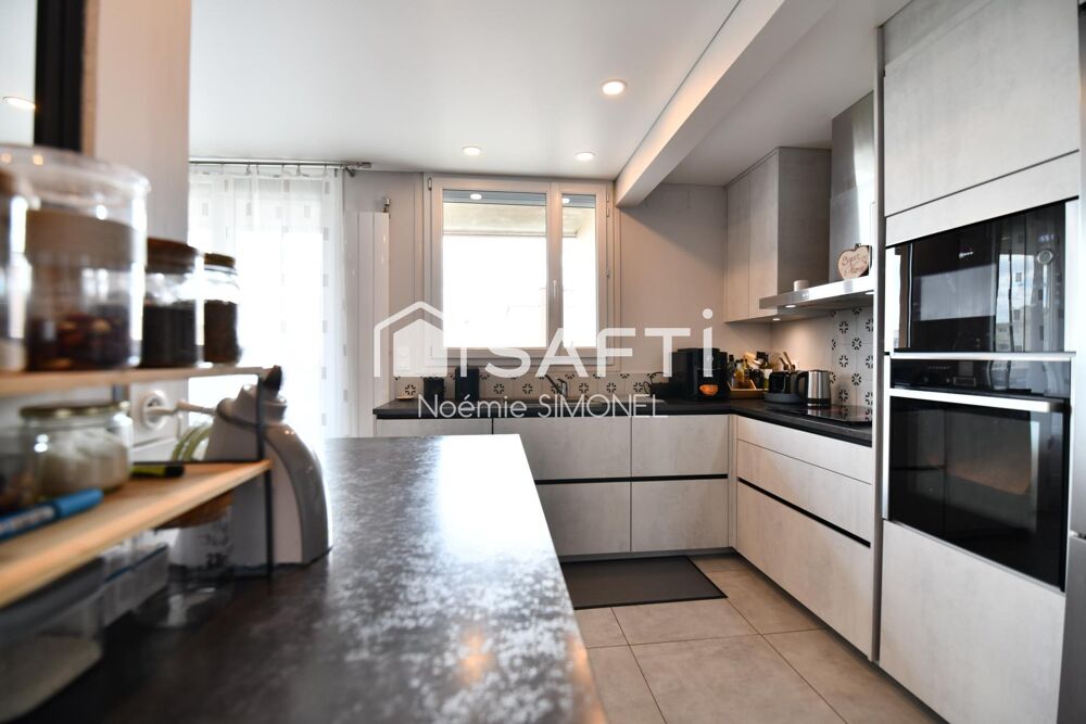 Grand appartement de cinq pièces ! Ravalement réglé par les propriétaires ! Trés beau niveau de finitions!