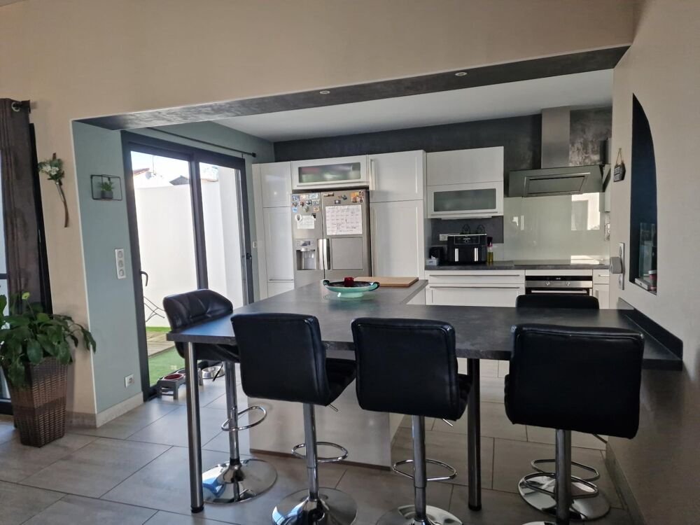 Vente Maison Maison plain pied 194 m2, 5 chambres, piscine, au pied des commerces Marsilly
