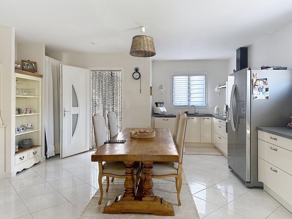 Vente Maison Sur la commune d'Irigny, limite Saint-Genis-Laval, venez découvrir cette belle maison individuelle datant de 2012. Irigny