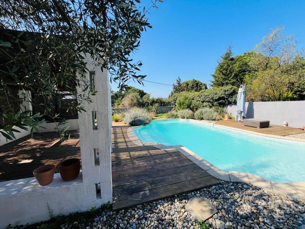 Propriété de caractère plain-pied avec piscine