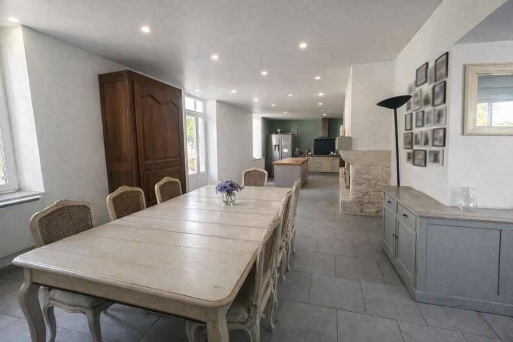 Maison en pierre rénovée alliant charme de l'ancien et confort moderne
