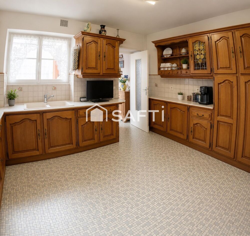 Maison 6 pièces avec trois garages et une dépendance aménageable