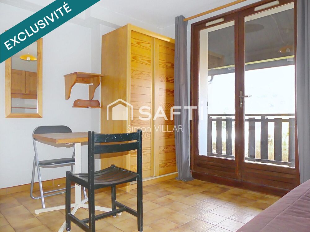 Studio meublé avec un balcon et une vue dégagée