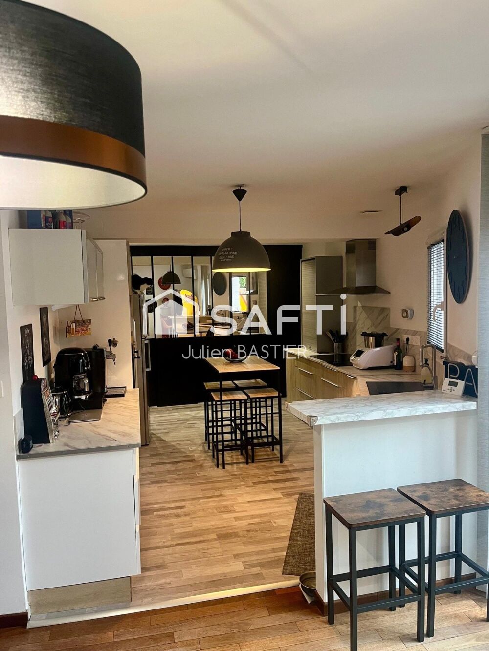 Eysines / Caudéran  Maison d'environ 127m2 avec 4 chambres, 2 extérieurs, stationnement