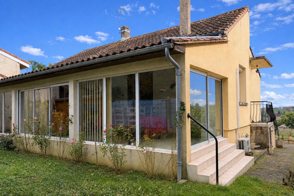 Centre village à pied  maison 3 chambres, garage,avec véranda et espace indépendant