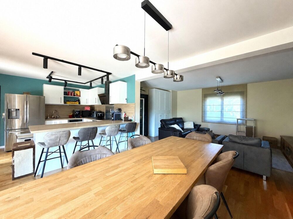 Maison de 109m², 4 chambres, garage et jardin.