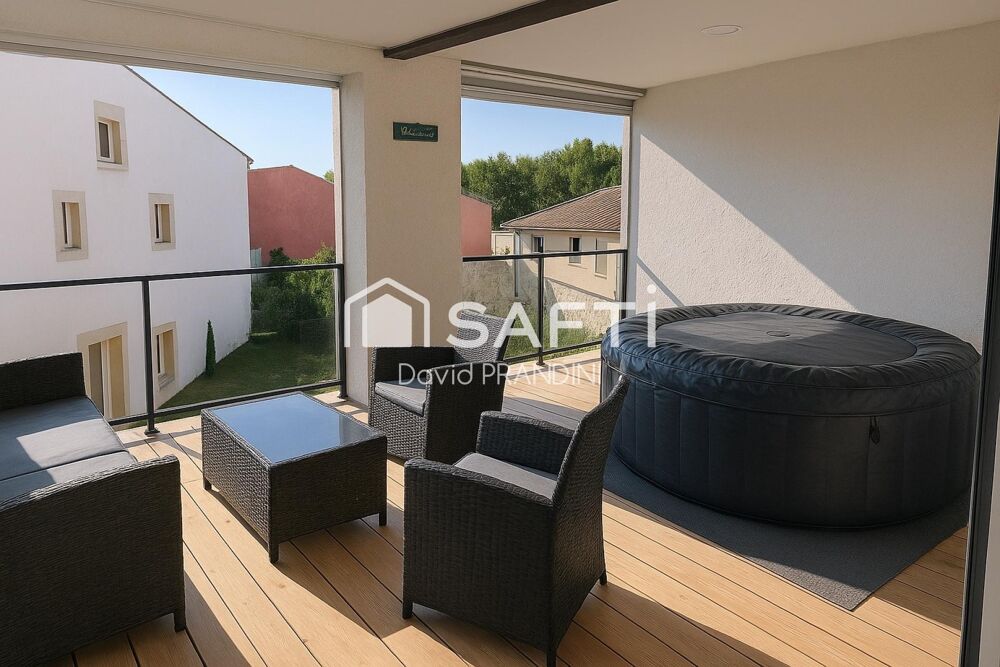 Maison de village aux beaux volumes déjà rénovée - 3 chambres, 2 salles d'eau, grand garage, belle terrasse.