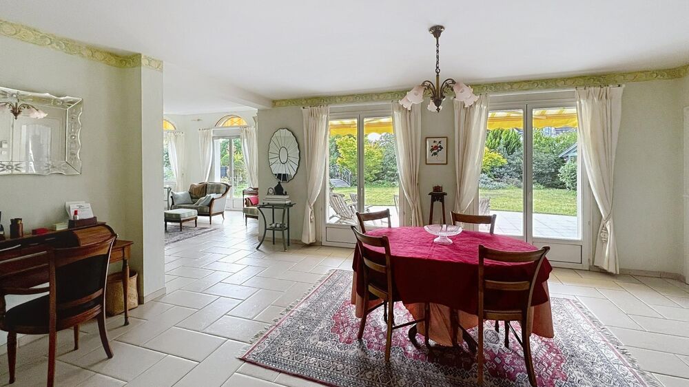 Vente Maison Rare. Spacieuse maison en parfait état avec sompteux jardin paysagé. 4 chambres. Garage. Olivet