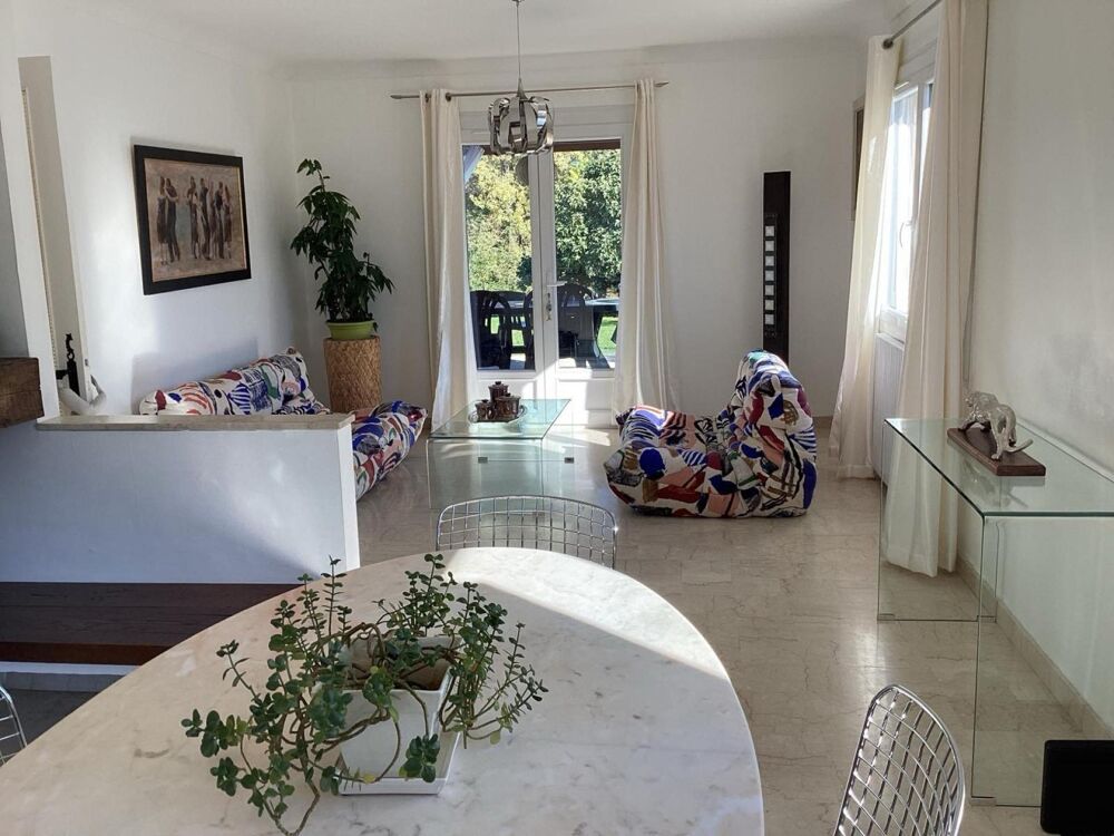 jolie villa située a proximité de la station thermale de Jonzac ainsi proche de toute commodité, avec deux gîtes mise a disposi